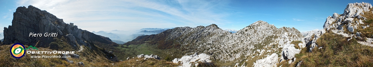 56 Conca di pascoli tra Cima Alben a sx, Cima Croce e Cima Spada a dx.jpg